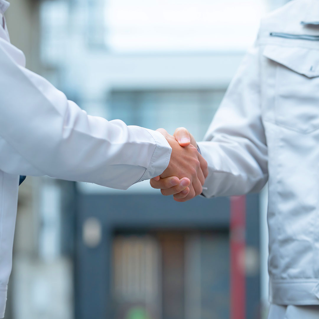 豊富な人脈を生かした実績